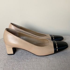 St. John black/camel low pumps